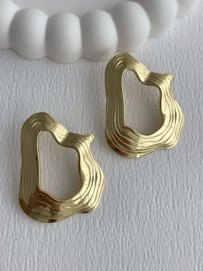 Çelik Desenli Soyut Tasarım Ortası Boş Gold Küpe